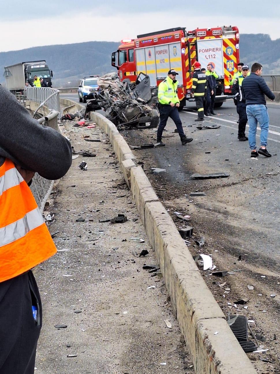 Accident cu trei morți la Sibiu. Un camion a căzut de pe un pod pe calea ferată 890828