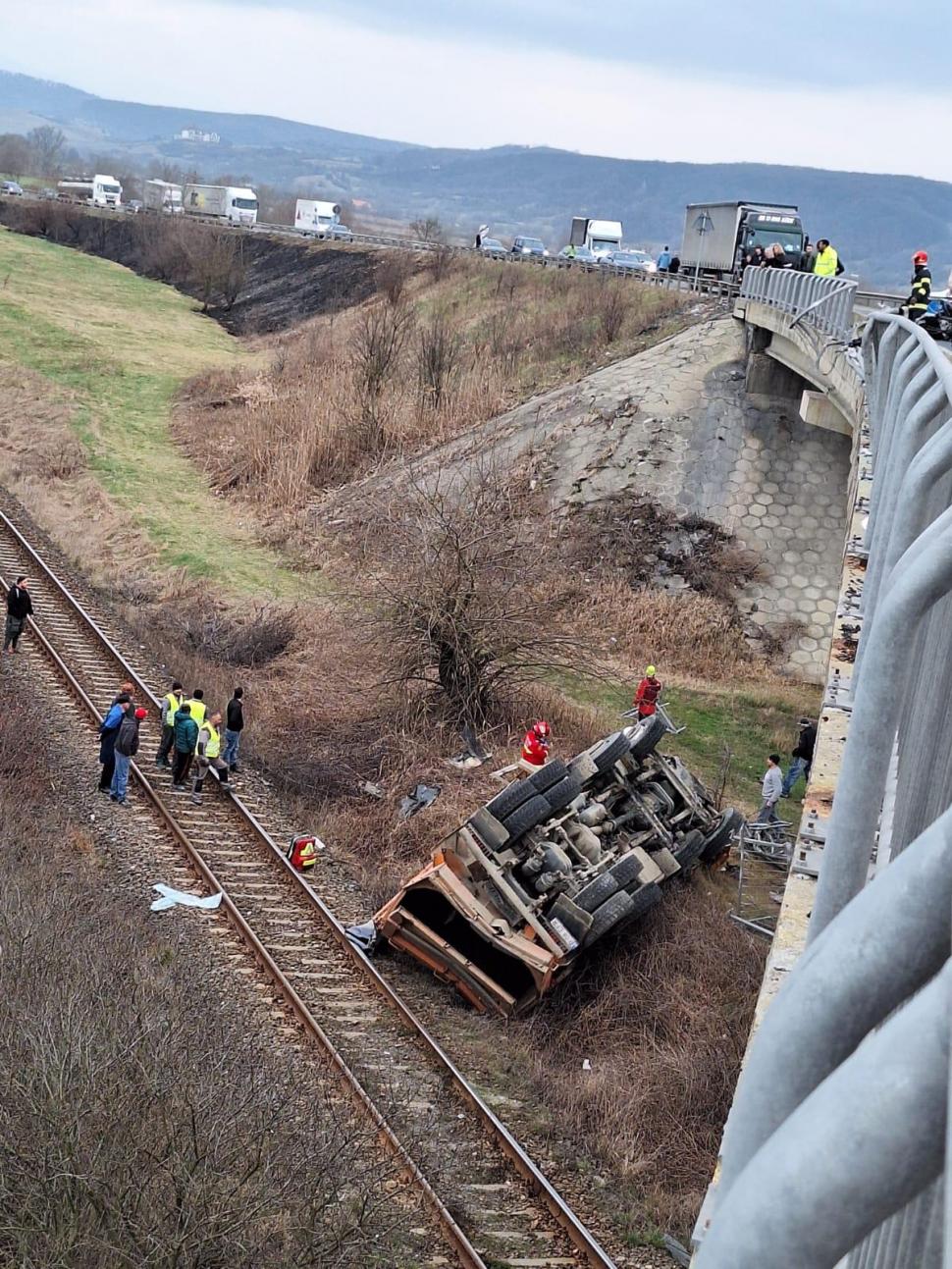 Accident cu trei morți la Sibiu. Un camion a căzut de pe un pod pe calea ferată 890829