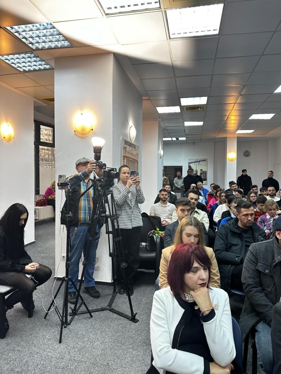 Dezbatere cu tinerii umaniști despre cât de importantă este comunicarea în politică 890797