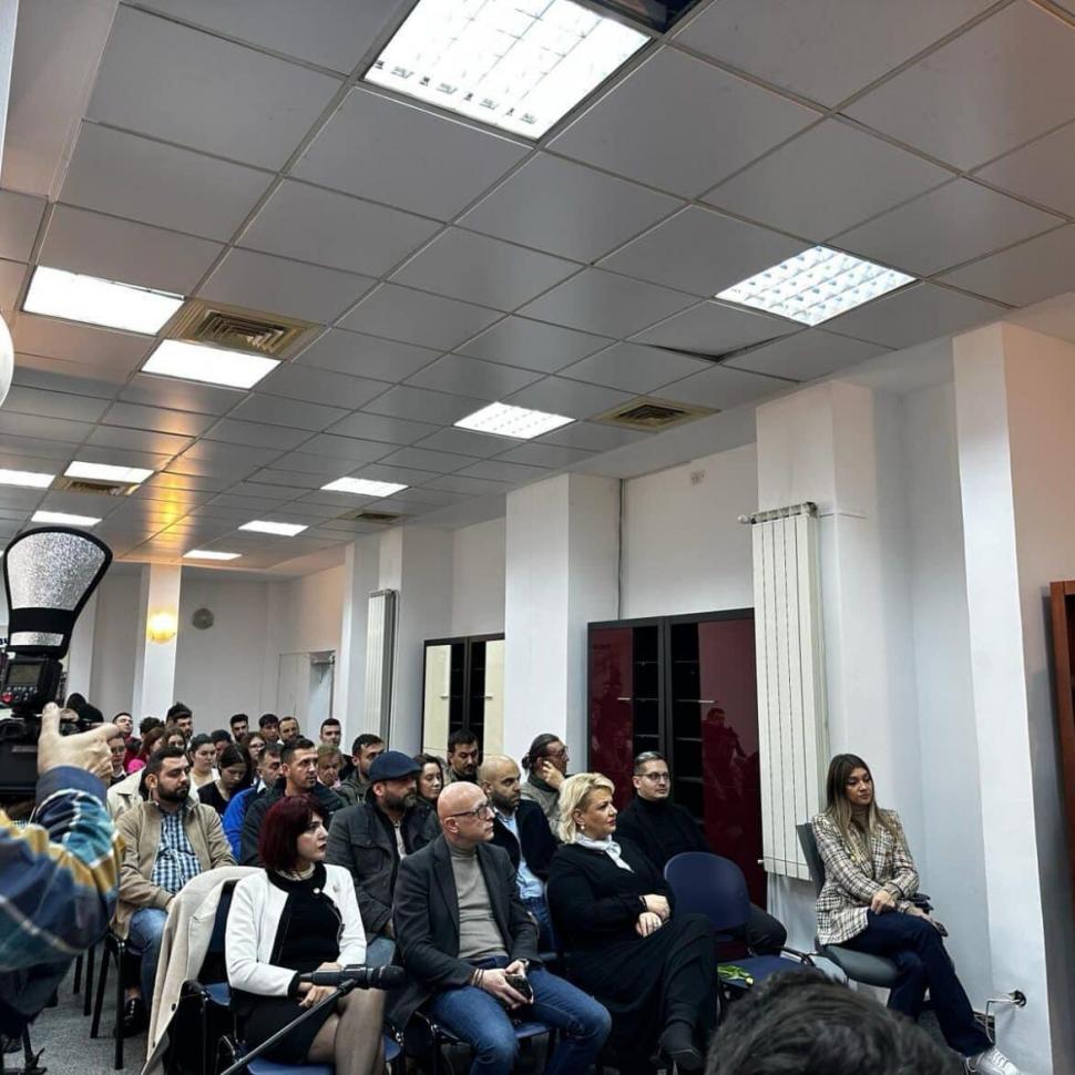 Dezbatere cu tinerii umaniști despre cât de importantă este comunicarea în politică 890798