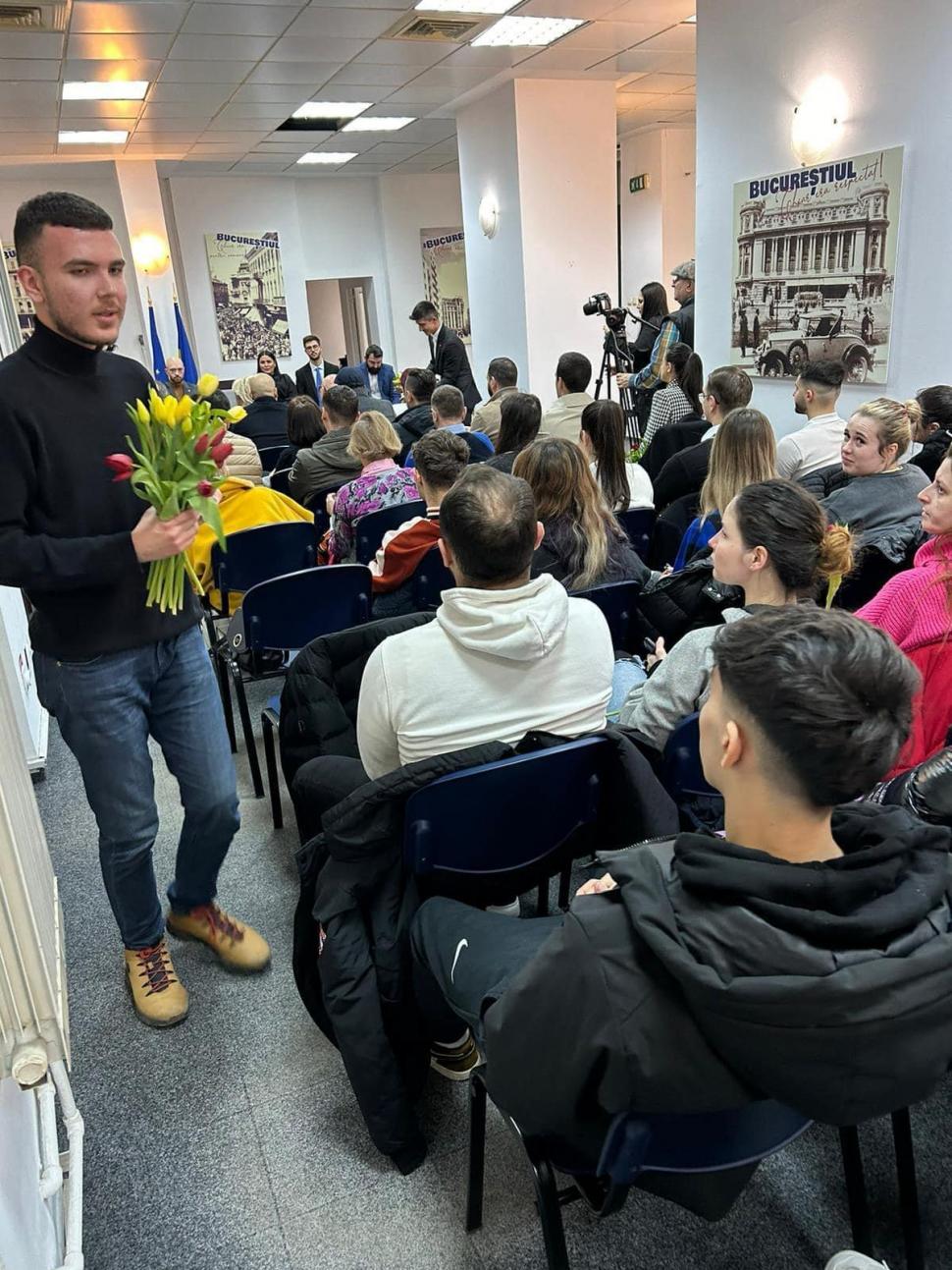 Dezbatere cu tinerii umaniști despre cât de importantă este comunicarea în politică 890799