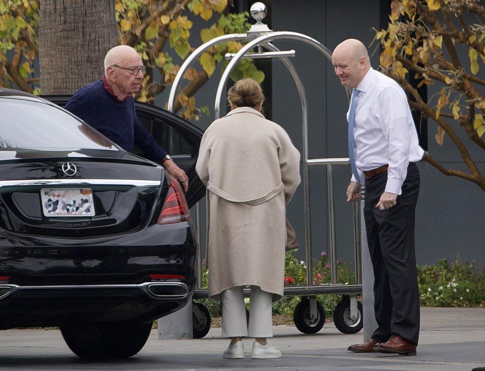 Miliardarul american Rupert Murdoch s-a logodit din nou, la 92 de ani. Și-a cunoscut viitoarea mireasă prin una dintre fostele soții 890849