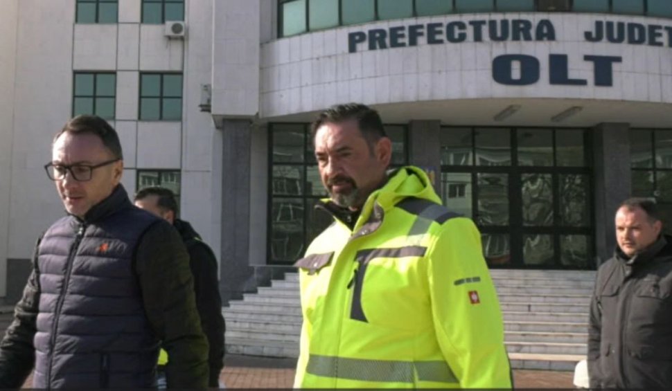 Primarul din Slatina a făcut curăţenie în curtea Prefecturii Olt, lăsată în paragină de actualul prefect