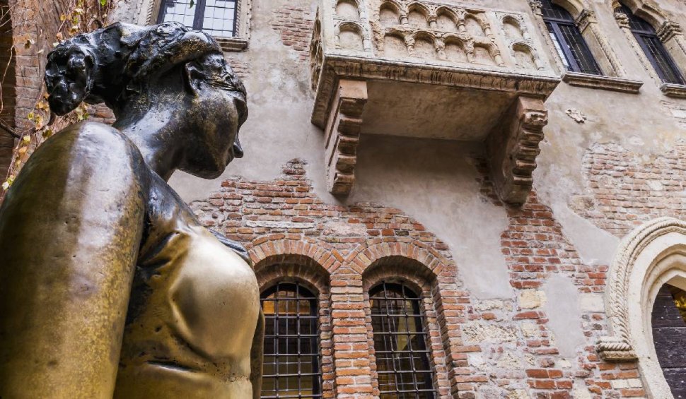 Julieta lui Shakespeare, distrusă de mângâierile turiștilor. I-a apărut o gaură în sânul drept