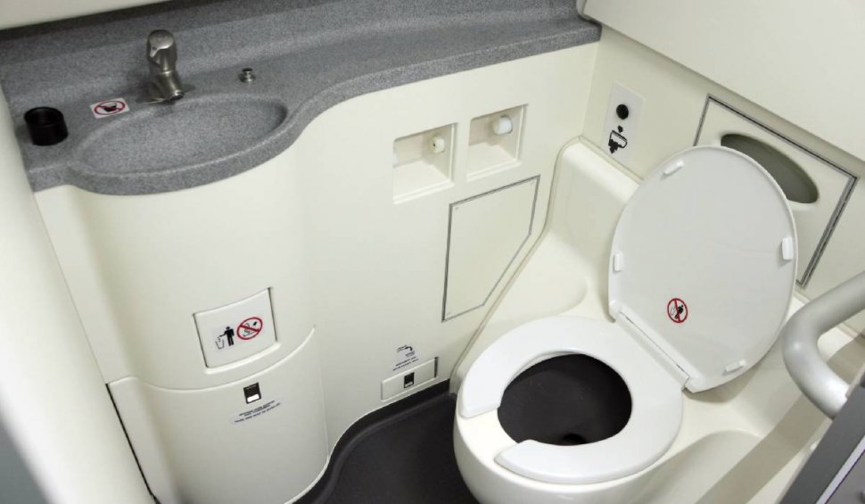 Cum funcționează toaleta unui avion la 12.000 de metri. Știința extraordinară din spatele zborului de zi cu zi