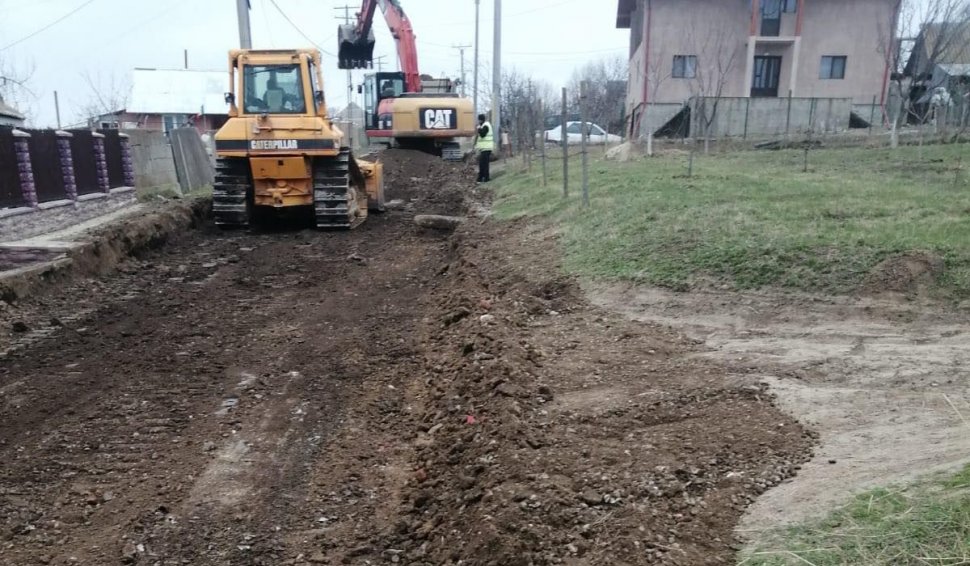 Un ieșean s-a trezit cu un excavator și o echipă de muncitori în curtea sa, care au început să sape și să facă un drum asfaltat
