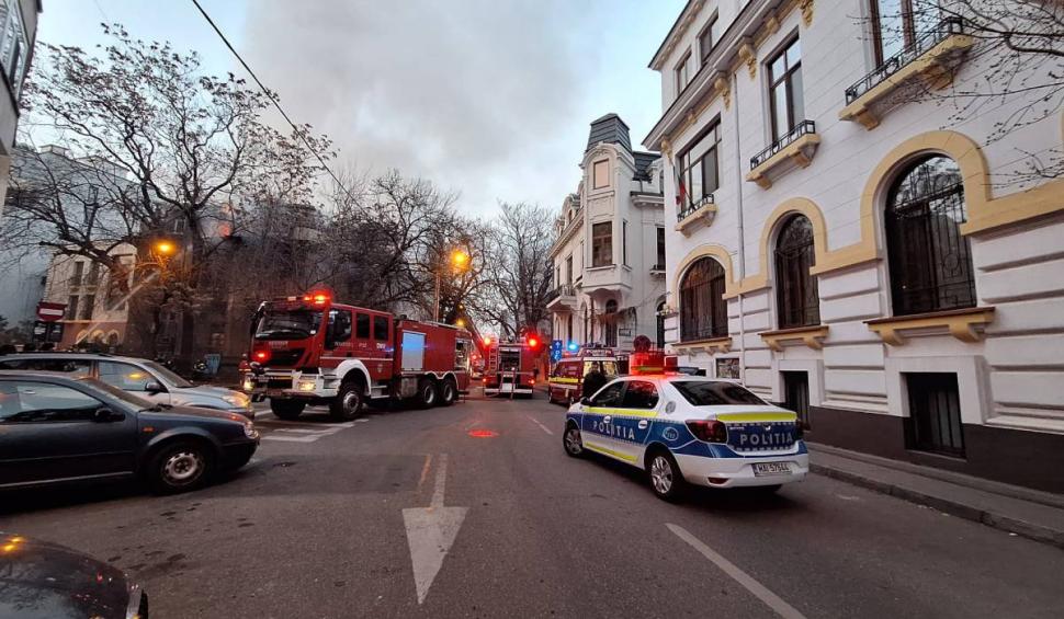 Incendiu în Bucureşti, la o casă din Sectorul 2. Pompierii ISU Bucureşti-Ilfov intervin cu 8 autospeciale 891015
