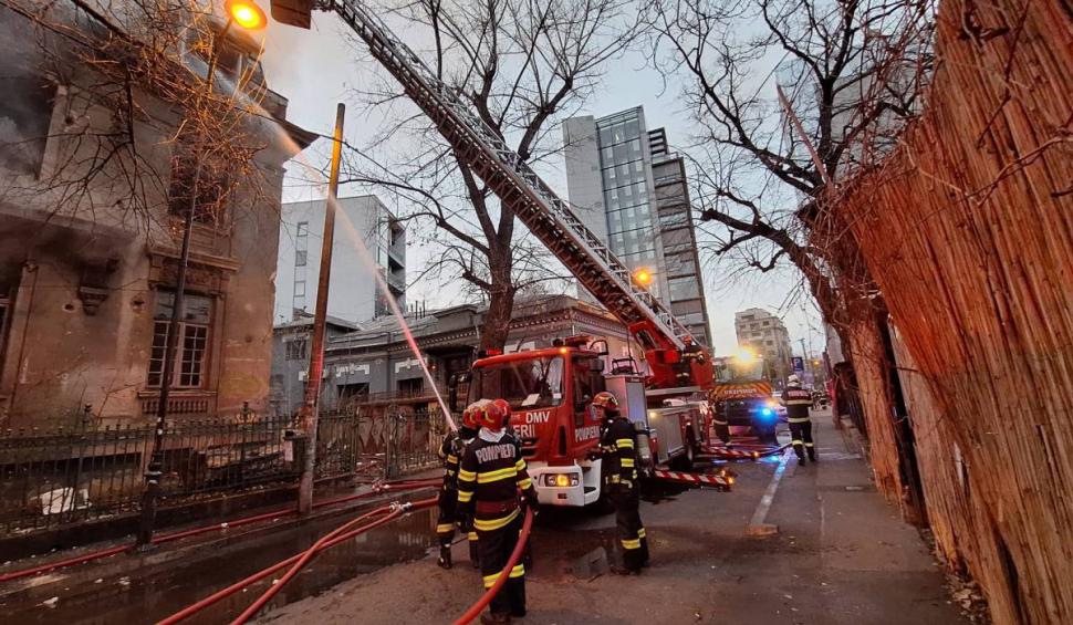 Incendiu în Bucureşti, la o casă din Sectorul 2. Pompierii ISU Bucureşti-Ilfov intervin cu 8 autospeciale 891019