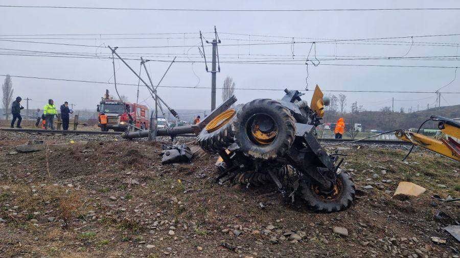 Accident feroviar înfiorător! Un bărbat a murit, după ce un tren a lovit în plin un buldoexcavator, în Căiuţi, judeţul Bacău 891157