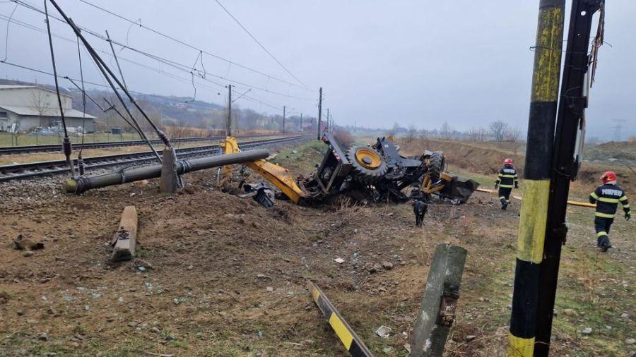 Accident feroviar înfiorător! Un bărbat a murit, după ce un tren a lovit în plin un buldoexcavator, în Căiuţi, judeţul Bacău 891158