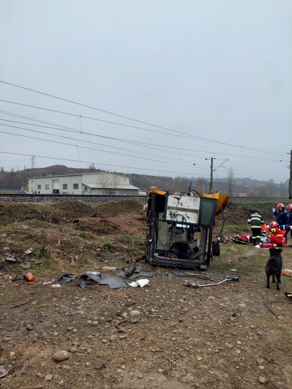 Accident feroviar înfiorător! Un bărbat a murit, după ce un tren a lovit în plin un buldoexcavator, în Căiuţi, judeţul Bacău 891166