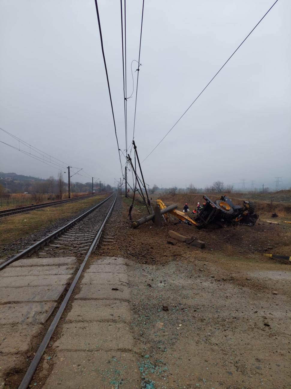 Accident feroviar înfiorător! Un bărbat a murit, după ce un tren a lovit în plin un buldoexcavator, în Căiuţi, judeţul Bacău 891168