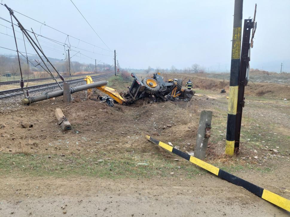 Accident feroviar înfiorător! Un bărbat a murit, după ce un tren a lovit în plin un buldoexcavator, în Căiuţi, judeţul Bacău 891169