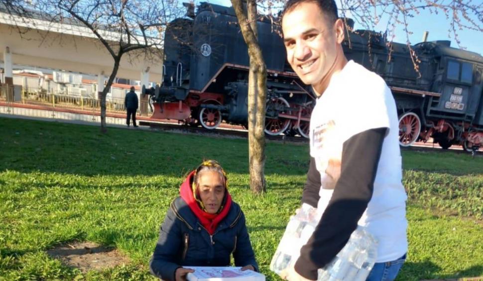 Gestul emoționant al unui tânăr orfan: A împărțit pizza gratis pe stradă și la o casă de bătrâni, în Cluj 891196