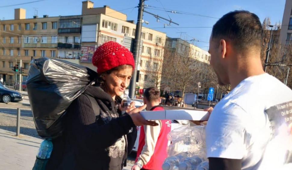Gestul emoționant al unui tânăr orfan: A împărțit pizza gratis pe stradă și la o casă de bătrâni, în Cluj 891197