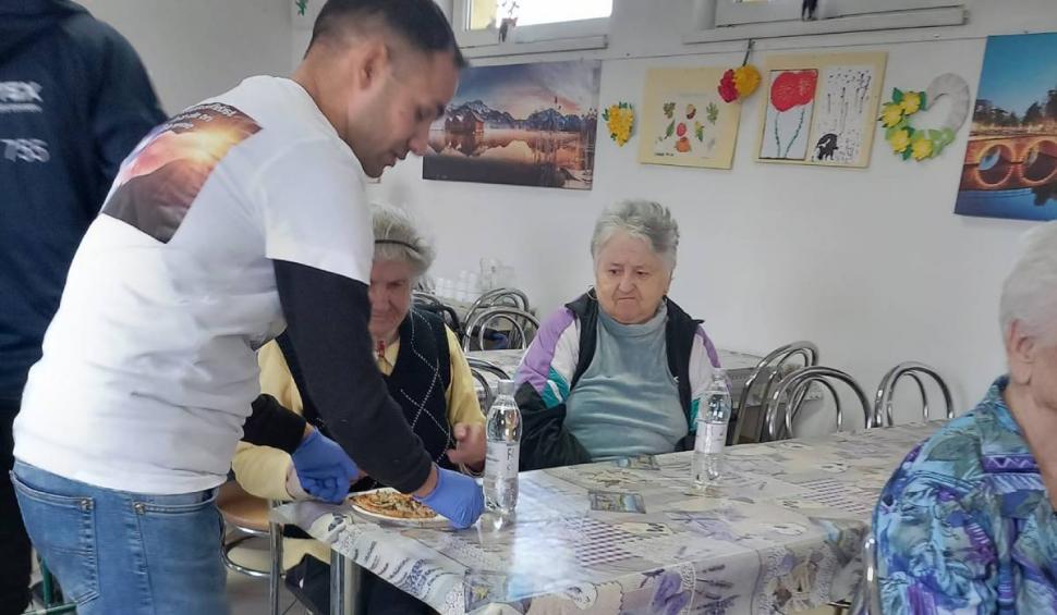 Gestul emoționant al unui tânăr orfan: A împărțit pizza gratis pe stradă și la o casă de bătrâni, în Cluj 891198