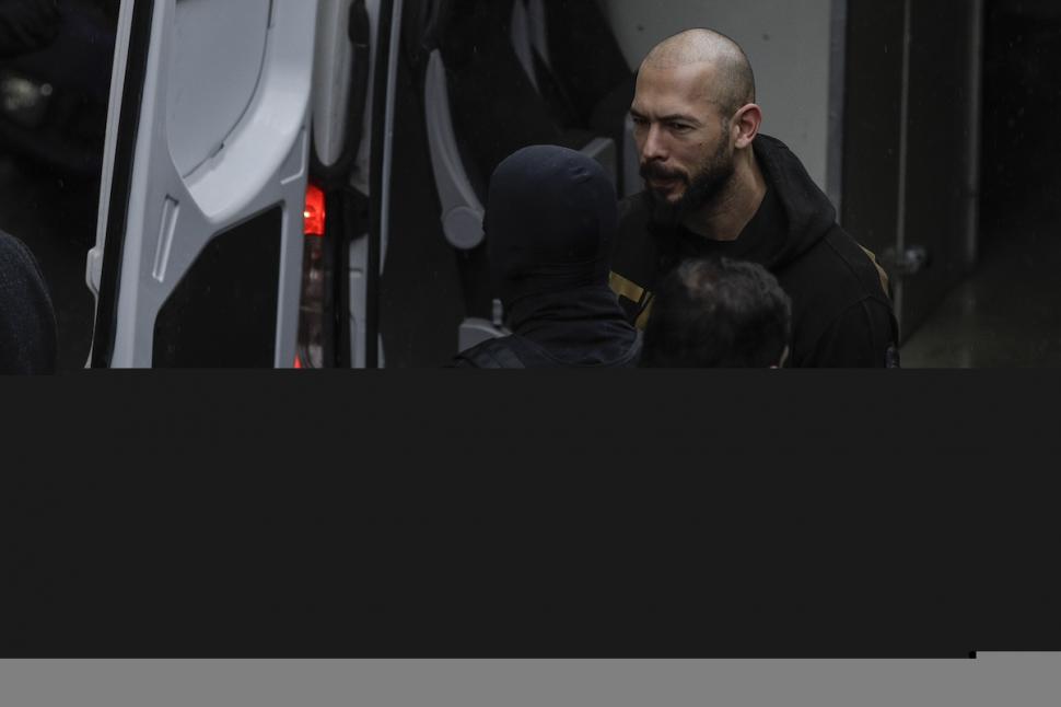 Fraţii Tate au fost puşi în libertate. Judecătorii amână extrădarea lor în Marea Britanie 891469