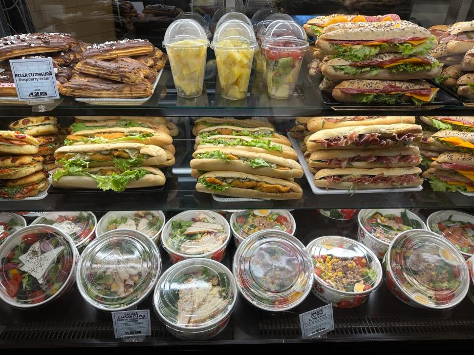 Cât costă o merdenea în Aerportul Otopeni. Mănânci o masă caldă cu banii aştia 891213