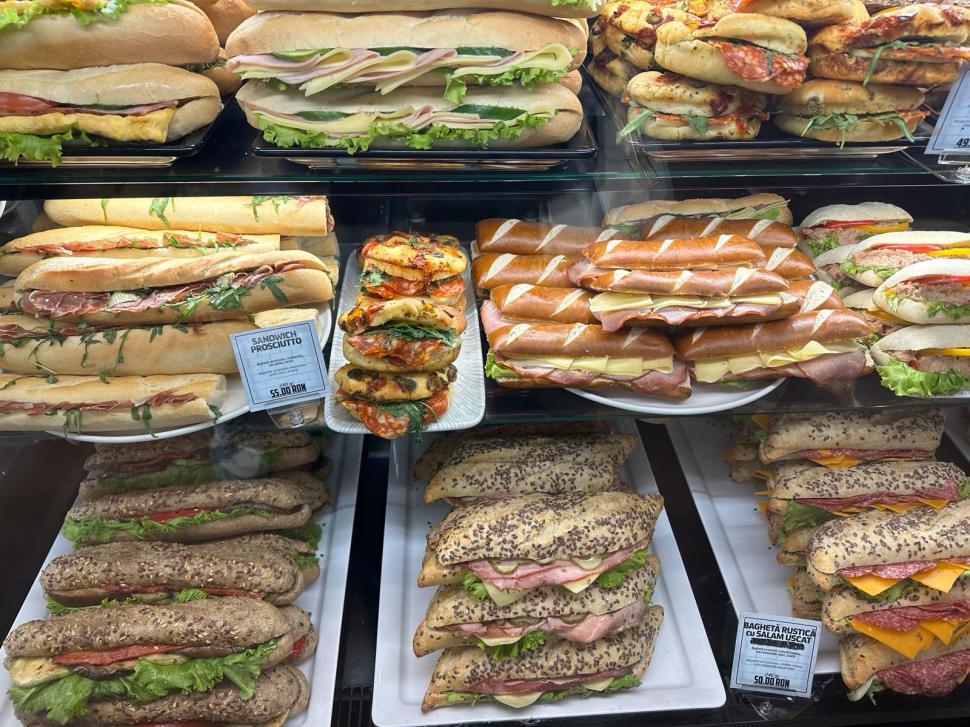 Cât costă o merdenea în Aerportul Otopeni. Mănânci o masă caldă cu banii aştia 891214