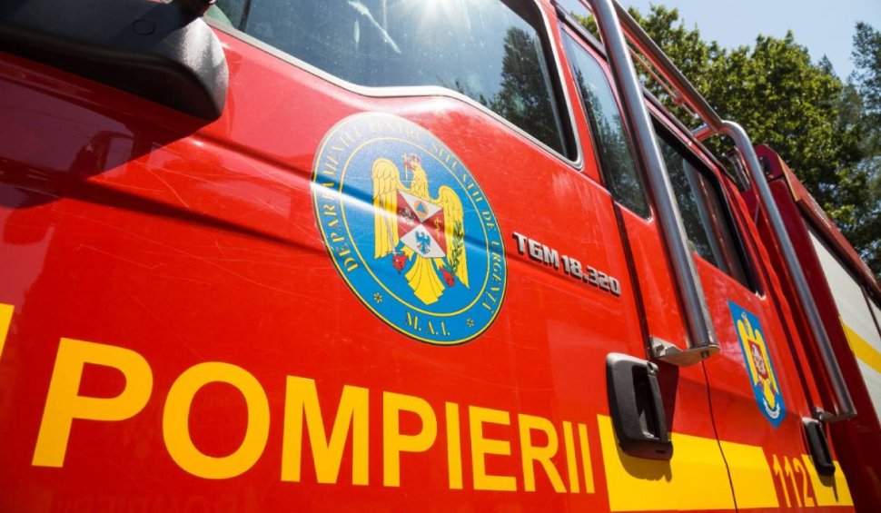 Incendiu puternic produs într-o casă din județul Brașov. Trei copii și un adult au ajuns la spital