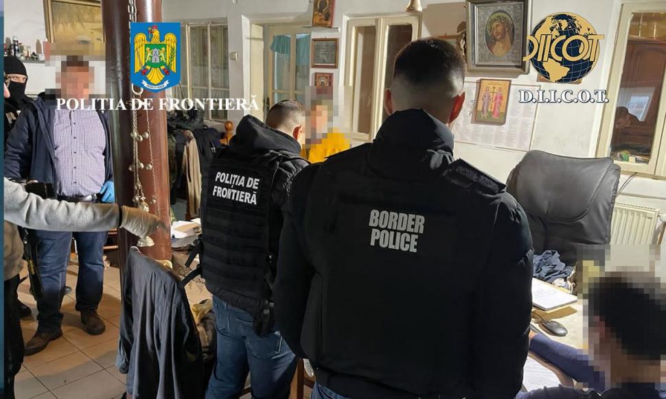 Percheziţii DIICOT la o reţea uriaşă de trafic de migranţi. Suspecţii primeau 5.000 de euro pentru fiecare migrant adus cu barca în România şi transportat cu TIR-ul în Germania 891389