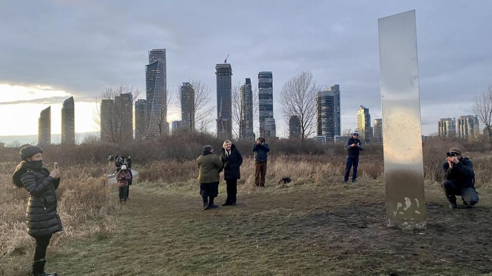 Monolit metalic misterios, găsit pe vârful unui deal din Țara Galilor: "Semăna cu un fel de OZN" | Este similar celor apăruți în 2020, inclusiv în România 891529