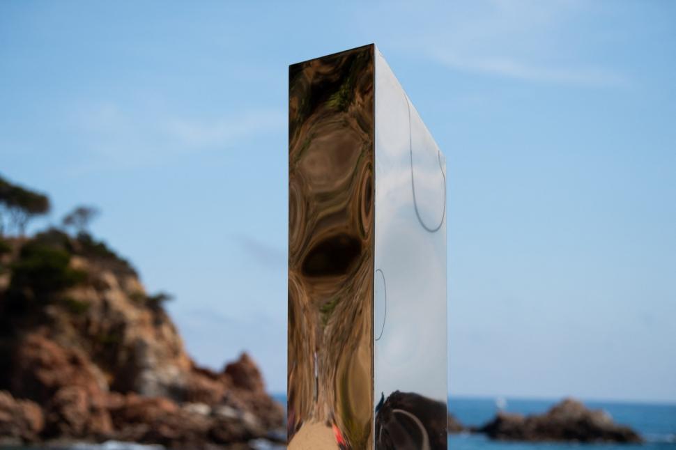 Monolit metalic misterios, găsit pe vârful unui deal din Țara Galilor: "Semăna cu un fel de OZN" | Este similar celor apăruți în 2020, inclusiv în România 891534