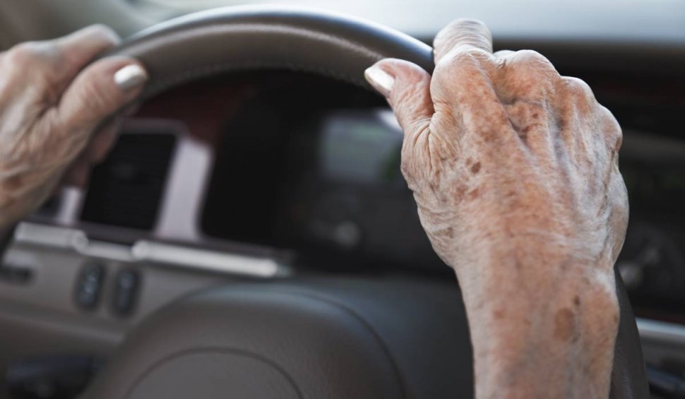 Femeie în vârstă de 103 de ani, prinsă la volan fără permis și asigurare. Polițiștii au fost surprinși de explicația primită