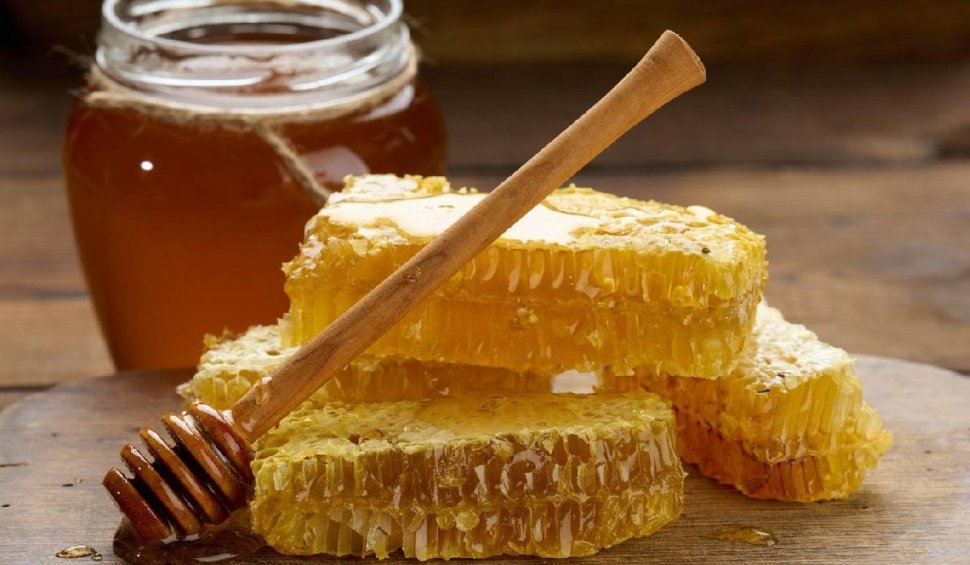 Testul simplu care îţi arată dacă mierea este naturală sau falsificată. Așa îți dai seama imediat dacă este contrafăcută