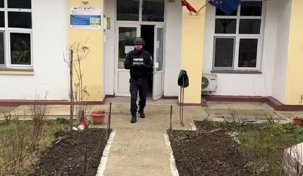Un elev de clasa a 8-a a venit cu un obuz la școală, în Galați. Autoritățile intervin la fața locului 891871