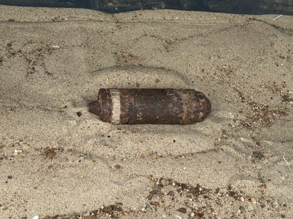 Un elev de clasa a 8-a a venit cu un obuz la școală, în Galați. Autoritățile intervin la fața locului 891872