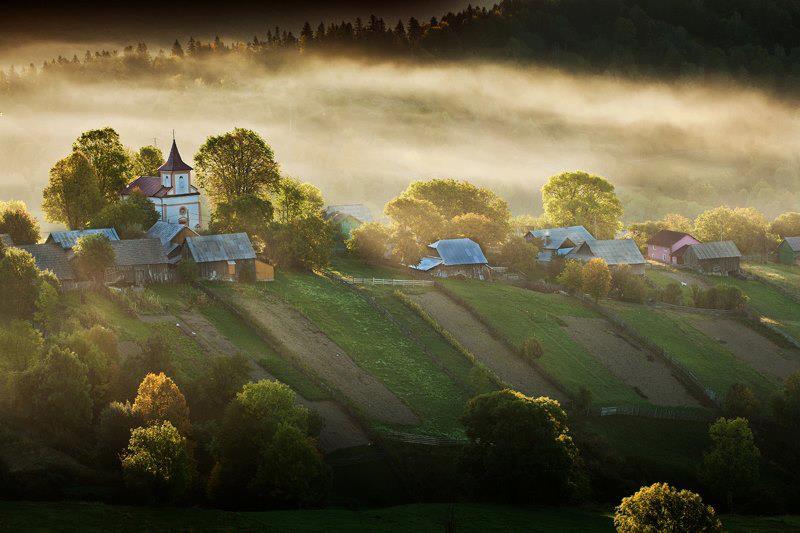Localitatea din România ocupată de străini, care arată ca în Elveția. Turiștii se îngrămădesc să o viziteze 891669