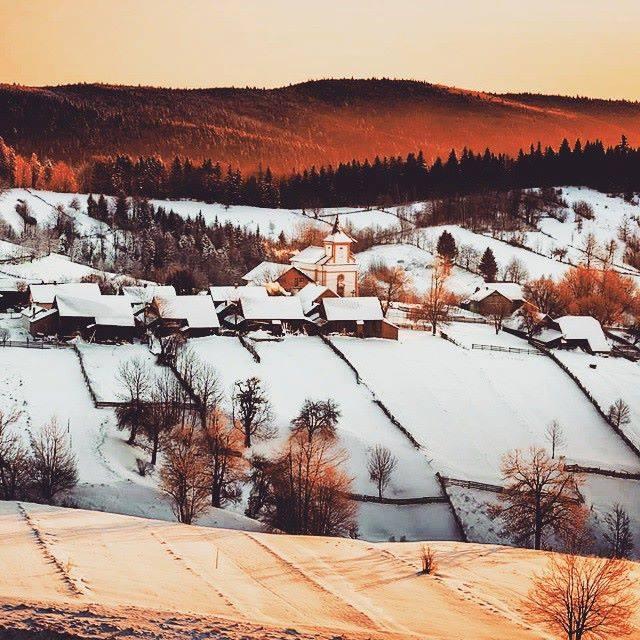 Localitatea din România ocupată de străini, care arată ca în Elveția. Turiștii se îngrămădesc să o viziteze 891670