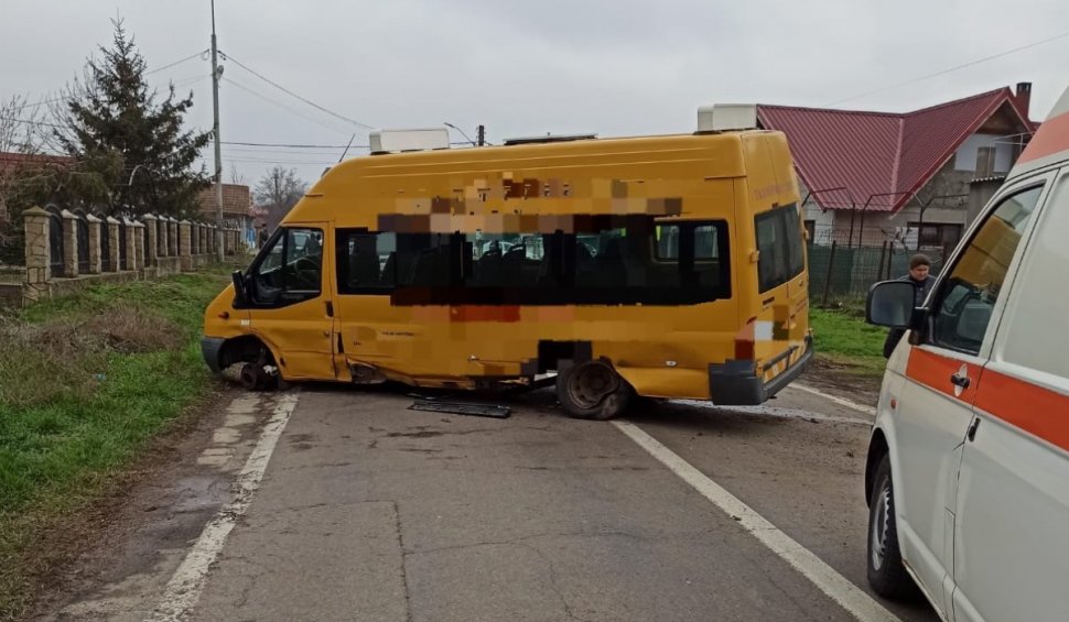 Accident cu un microbuz școlar, în Tulcea! Doi elevi au ajuns la spital, după ce șoferul unei mașini ar fi adormit la volan