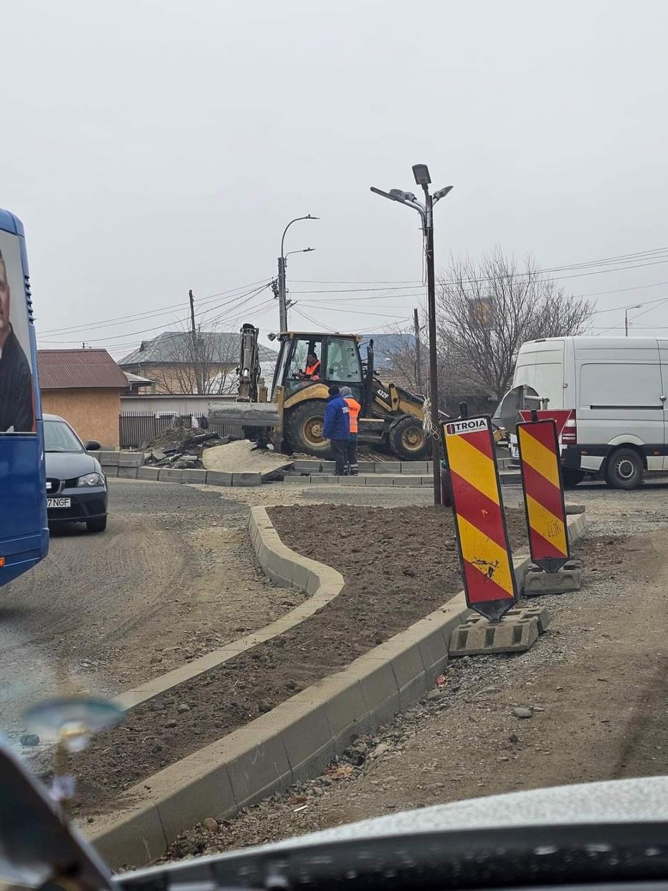 Dorel lovește din nou, la Buzău. Muncitorii au construit un sens giratoriu strâmb | "Proiectantul nu a realizat că poate ieși o lucrare urâtă" 891978