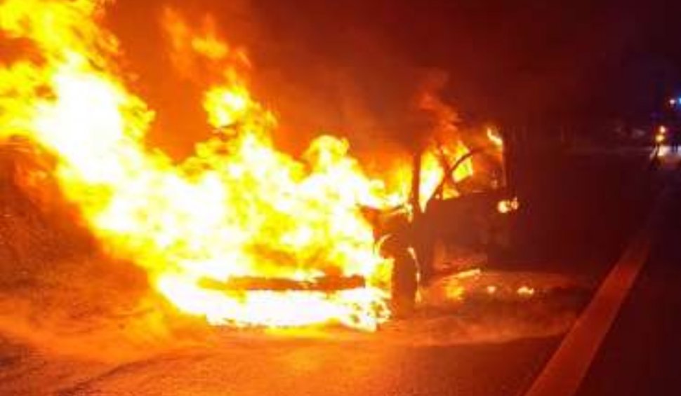 O mașină a luat foc în mers pe autostrada A1 și a ars complet, în Argeș