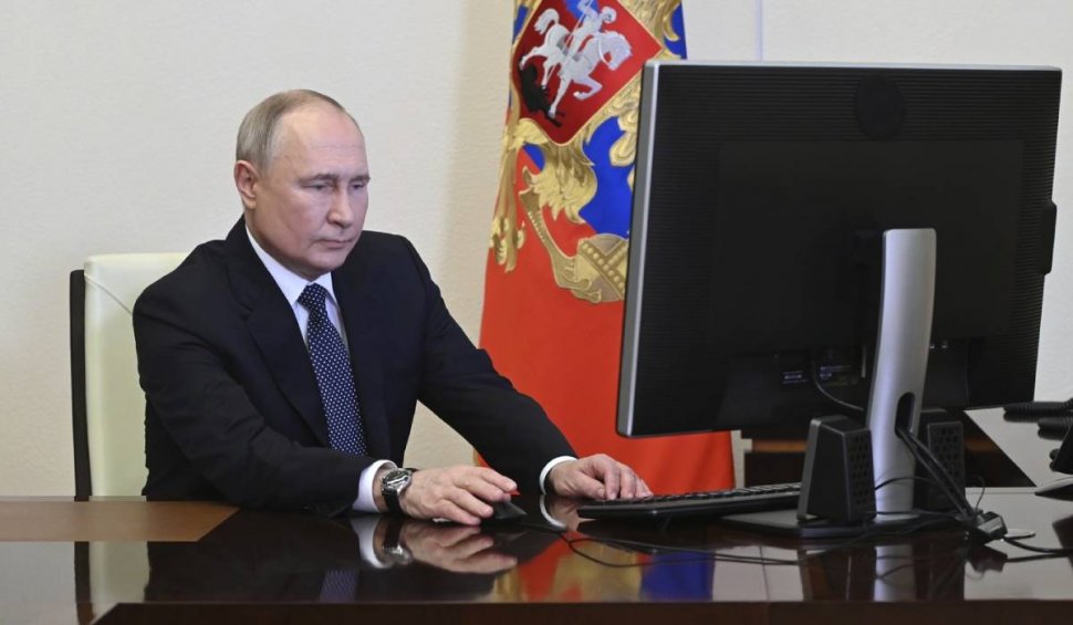 Momentul în care Vladimir Putin votează din biroul său de la Kremlin, la alegerile prezidențiale din Rusia