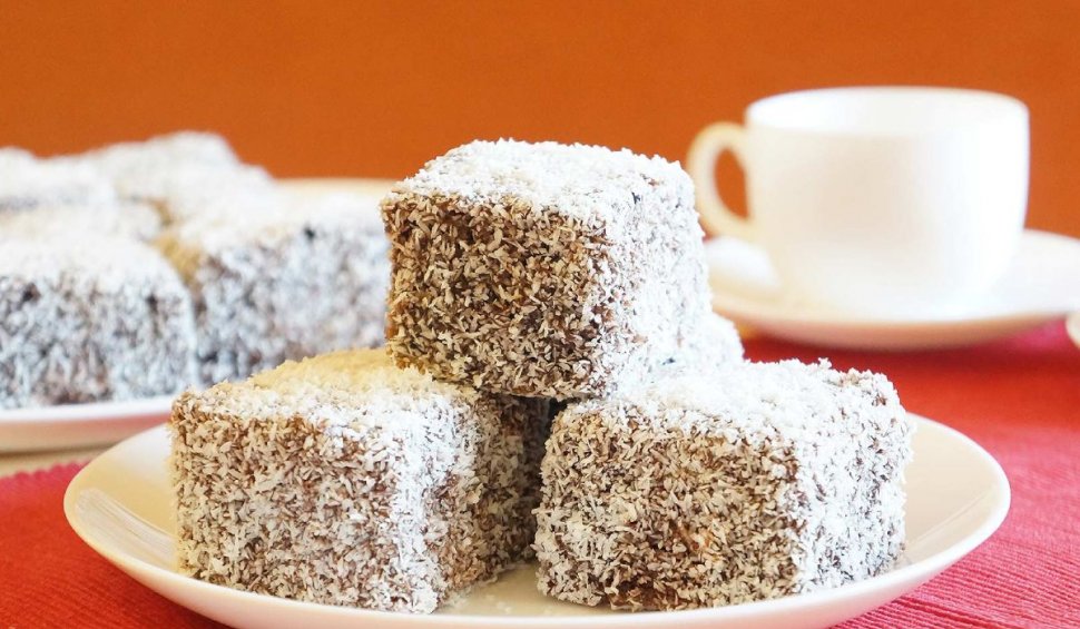 Prăjitură tăvălită prin ciocolată şi fulgi de cocos. Cea mai căutată reţetă de pe internet