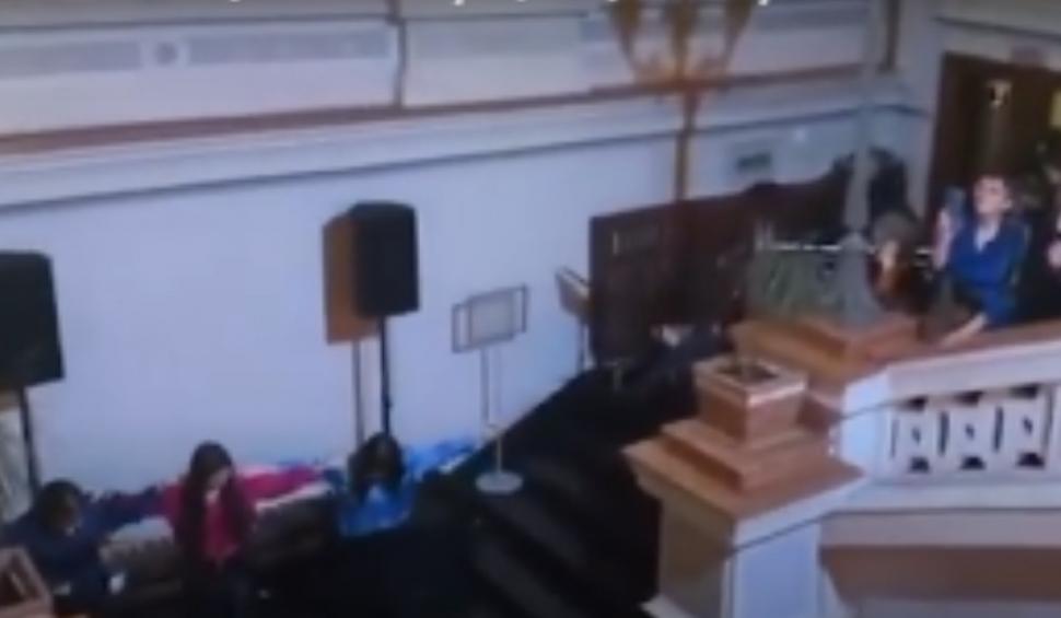 Imagini cu o petrecere grecească în Spitalul Colțea din București, la un pas de pacienții aflaţi în saloane 892166