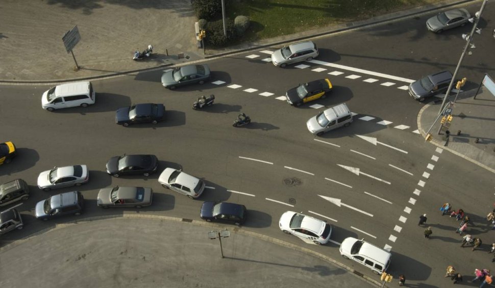 Șoferii care au prioritate în sensul giratoriu semaforizat. Semnalizarea și încadrarea corectă, potrivit Codului Rutier