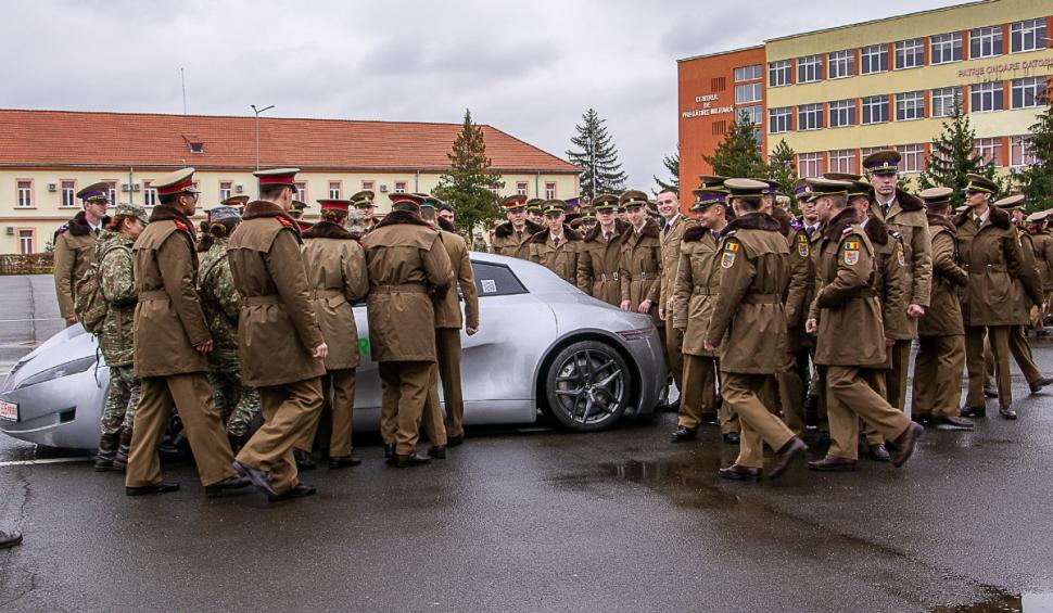 Imagini cu prima maşină electrică românească, prezentată la Academia Forțelor Terestre din Sibiu | Preţul cu care se vinde 892344