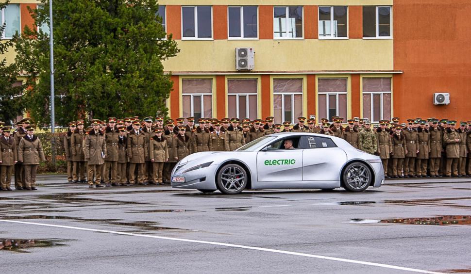 Imagini cu prima maşină electrică românească, prezentată la Academia Forțelor Terestre din Sibiu | Preţul cu care se vinde 892345