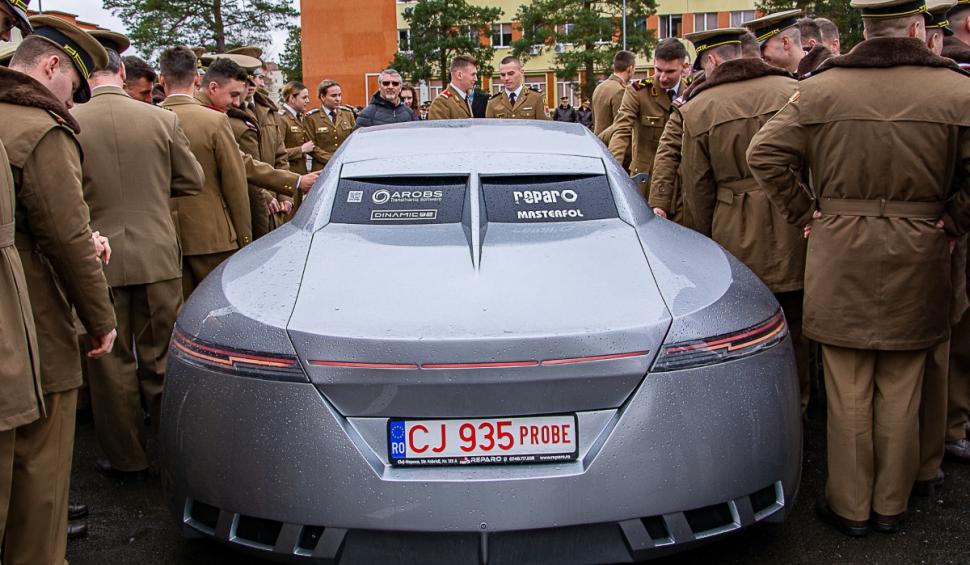 Imagini cu prima maşină electrică românească, prezentată la Academia Forțelor Terestre din Sibiu | Preţul cu care se vinde 892346