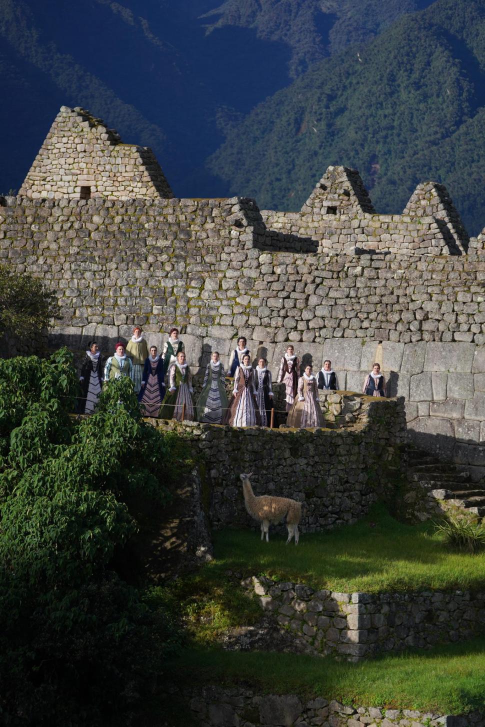 Premieră absolută: Corul Madrigal a filmat un videoclip în orașul-templu Machu Picchu, la 2.400 de metri altitudine 892232