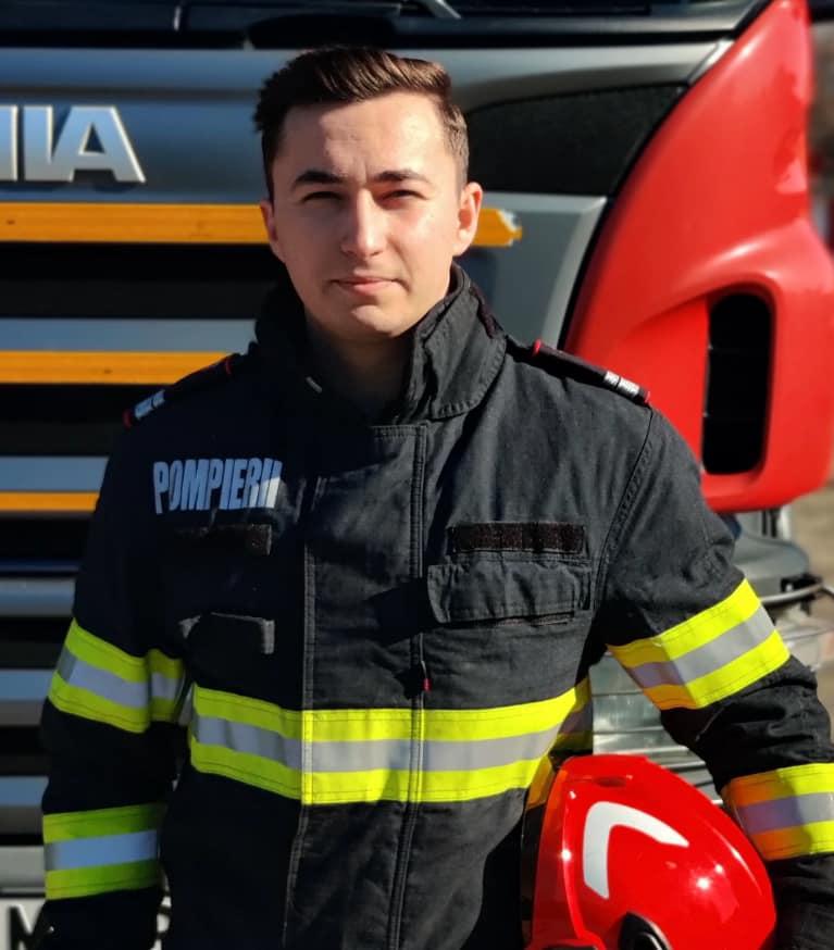 ”Felicitări, copile!”. Ștefan, un tânăr pompier care întârzia la muncă, a salvat un bărbat dintr-o mașină răsturnată  892225