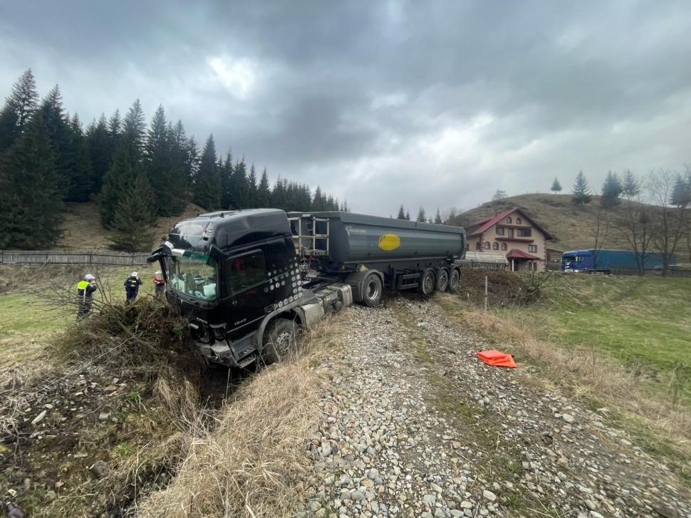 Un bărbat în vârstă de 45 de ani a făcut infarct în timp ce conducea un camion pe DN 17 892548