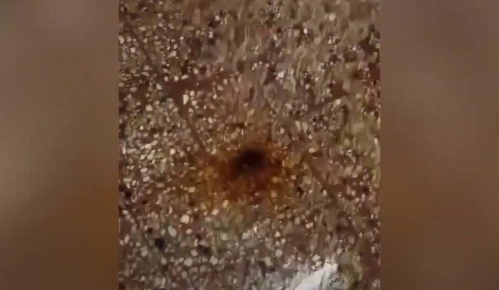 "Las' să ne pice d-ăsta în cap". Ţeavă de canalizare, spartă la un spital din București. Conducerea confirmă că avaria a fost remediată 892499