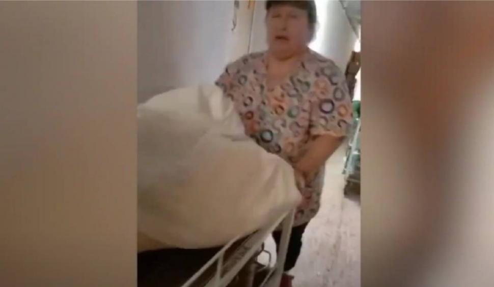 "Las' să ne pice d-ăsta în cap". Ţeavă de canalizare, spartă la un spital din București. Conducerea confirmă că avaria a fost remediată 892500