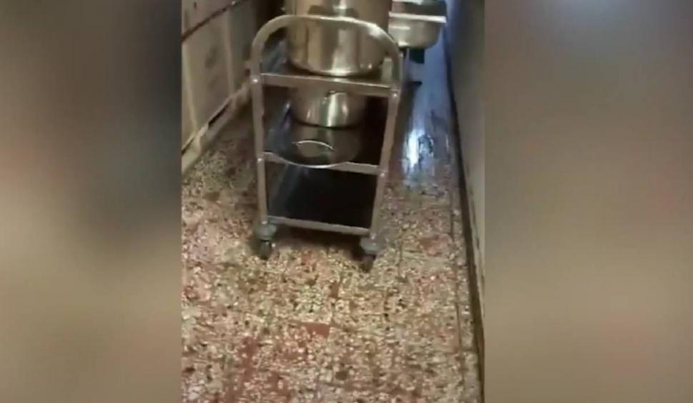 "Las' să ne pice d-ăsta în cap". Ţeavă de canalizare, spartă la un spital din București. Conducerea confirmă că avaria a fost remediată 892502