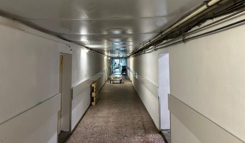 "Las' să ne pice d-ăsta în cap". Ţeavă de canalizare, spartă la un spital din București. Conducerea confirmă că avaria a fost remediată 892864